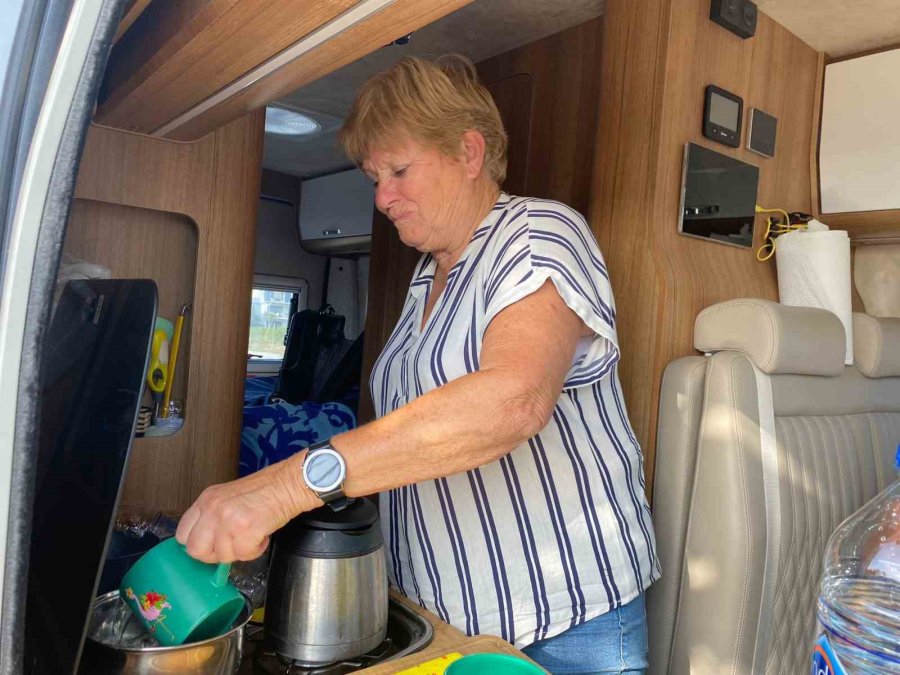 Hollandalı Çift, Evlerini Satıp Aldıkları Karavanla 5 Yıldır Türkiye’de Yaşıyor