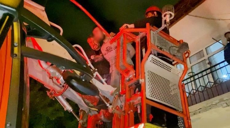 2. Katta Suçüstü Yakalanan Azılı Hırsız, Polis Ekibiyle Evde Mahsur Kaldı