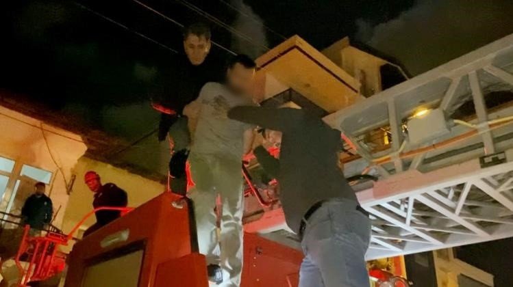 2. Katta Suçüstü Yakalanan Azılı Hırsız, Polis Ekibiyle Evde Mahsur Kaldı