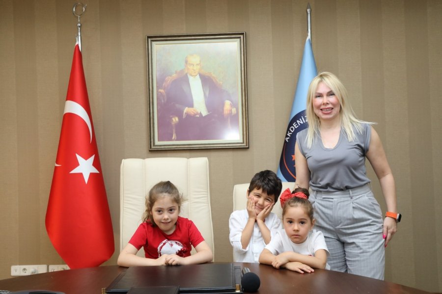 Çocuklar Akdeniz Üniversitesi Rektörlüğü Koltuğunda