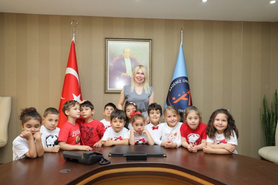 Çocuklar Akdeniz Üniversitesi Rektörlüğü Koltuğunda