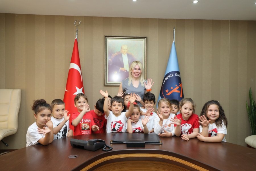 Çocuklar Akdeniz Üniversitesi Rektörlüğü Koltuğunda