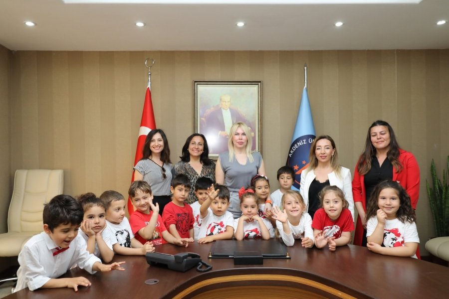 Çocuklar Akdeniz Üniversitesi Rektörlüğü Koltuğunda