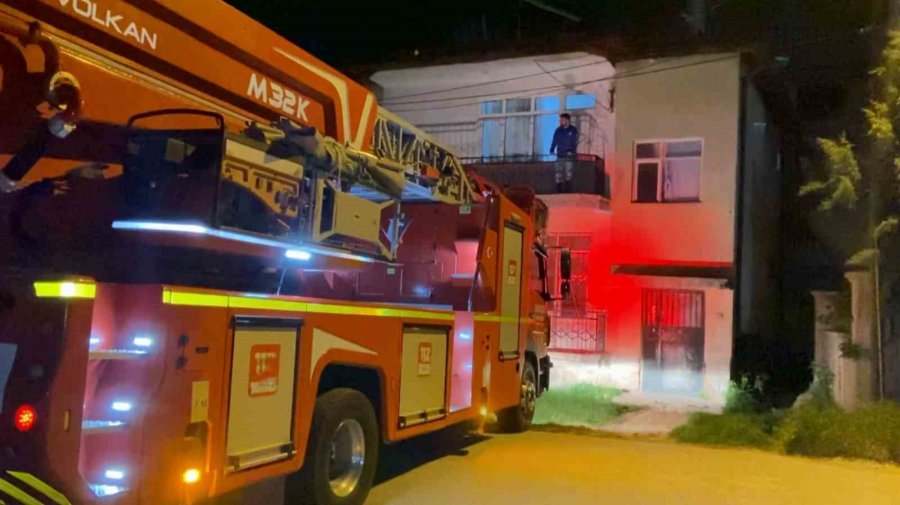 2. Katta Suçüstü Yakalanan Azılı Hırsız, Polis Ekibiyle Evde Mahsur Kaldı