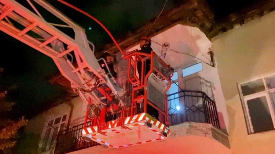 2. Katta Suçüstü Yakalanan Azılı Hırsız, Polis Ekibiyle Evde Mahsur Kaldı