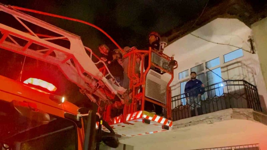 2. Katta Suçüstü Yakalanan Azılı Hırsız, Polis Ekibiyle Evde Mahsur Kaldı