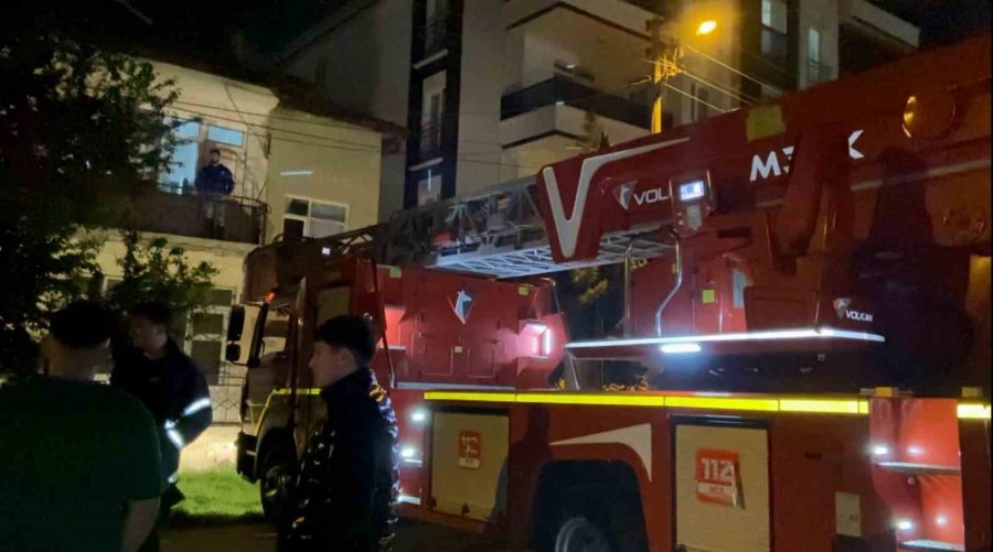 2. Katta Suçüstü Yakalanan Azılı Hırsız, Polis Ekibiyle Evde Mahsur Kaldı