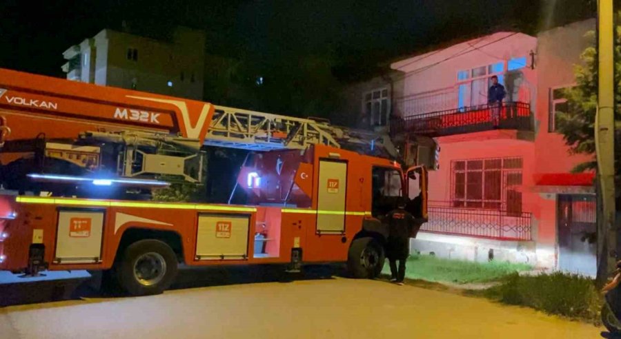 2. Katta Suçüstü Yakalanan Azılı Hırsız, Polis Ekibiyle Evde Mahsur Kaldı