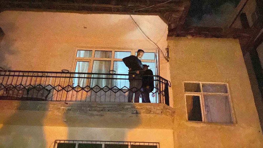 2. Katta Suçüstü Yakalanan Azılı Hırsız, Polis Ekibiyle Evde Mahsur Kaldı