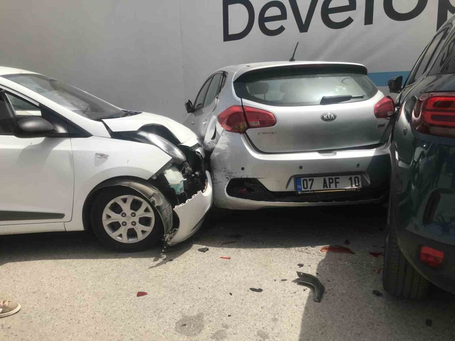 Park Etmek İsterken Kontrolden Çıkan Otomobil, Otomobillere Çarparak Durdu