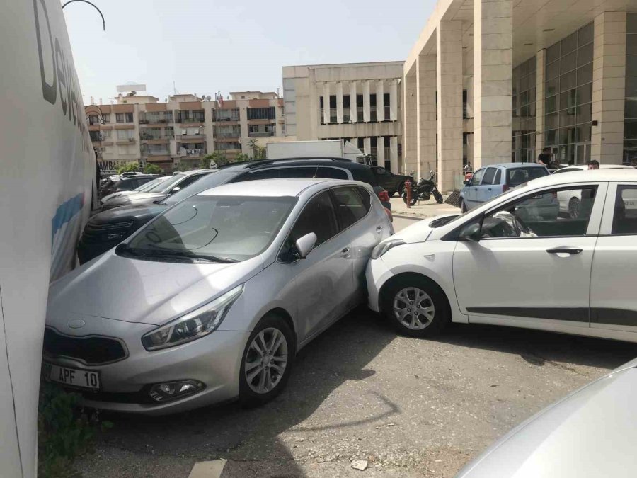 Park Etmek İsterken Kontrolden Çıkan Otomobil, Otomobillere Çarparak Durdu