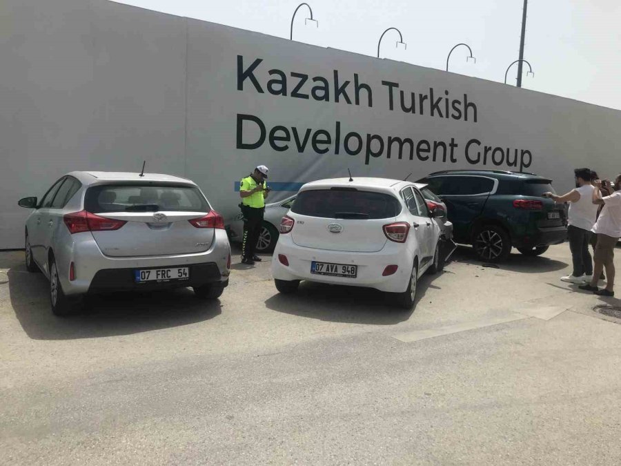 Park Etmek İsterken Kontrolden Çıkan Otomobil, Otomobillere Çarparak Durdu