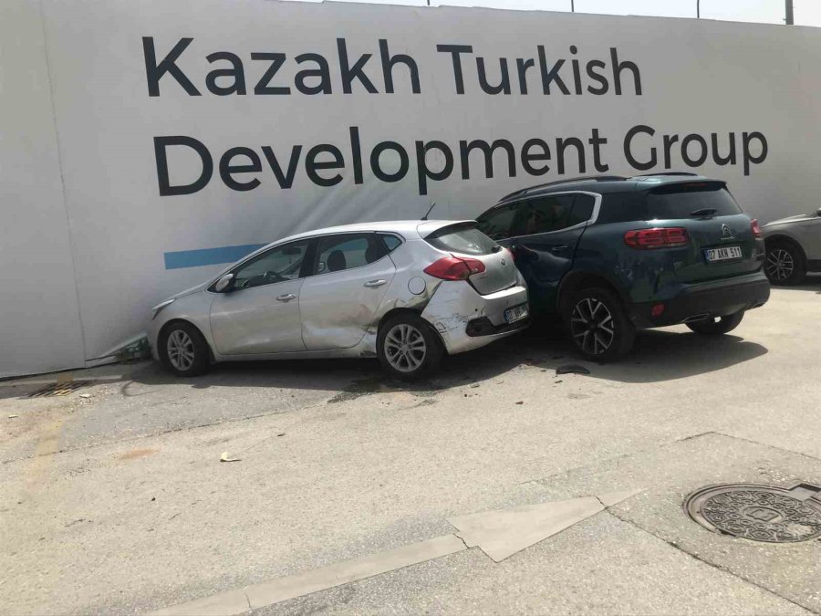Park Etmek İsterken Kontrolden Çıkan Otomobil, Otomobillere Çarparak Durdu