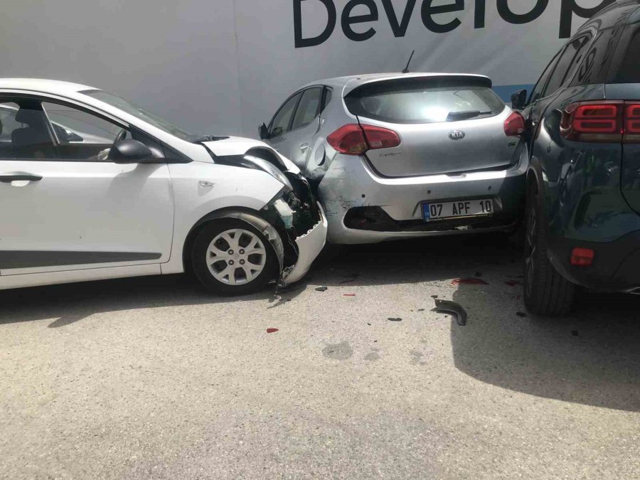 Park Etmek İsterken Kontrolden Çıkan Otomobil, Otomobillere Çarparak Durdu