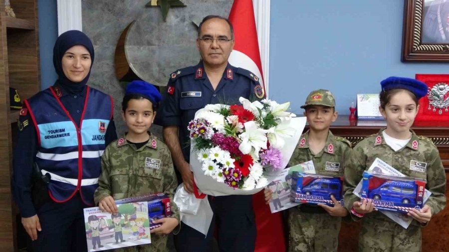İlçe Jandarma Komutanı Makamını İlkokul Öğrencilerine Devretti