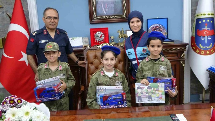 İlçe Jandarma Komutanı Makamını İlkokul Öğrencilerine Devretti
