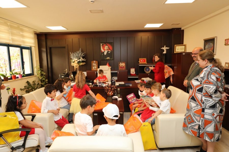 Çocuklar Akdeniz Üniversitesi Rektörlüğü Koltuğunda