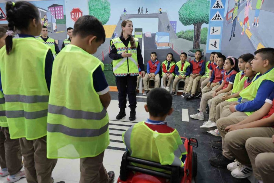 Minik Öğrenciler Ellerindeki Pankartlarla Jandarmayı Kapıda Karşıladı