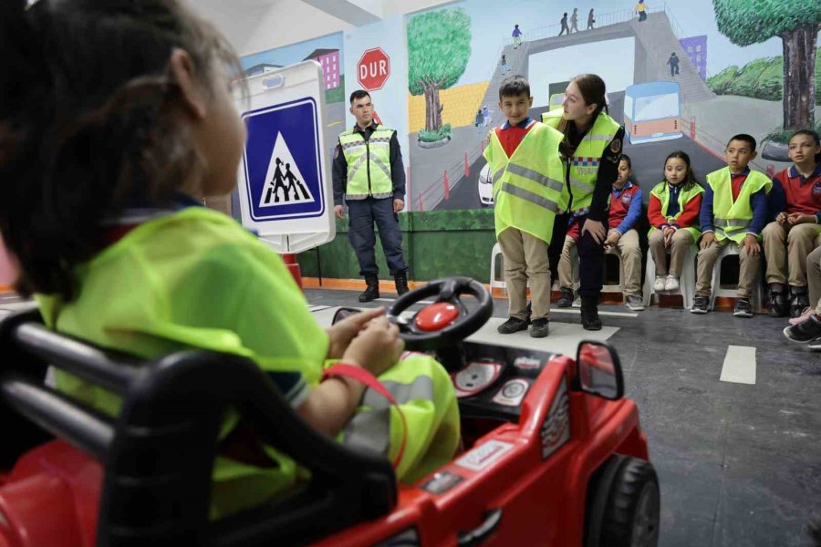 Minik Öğrenciler Ellerindeki Pankartlarla Jandarmayı Kapıda Karşıladı