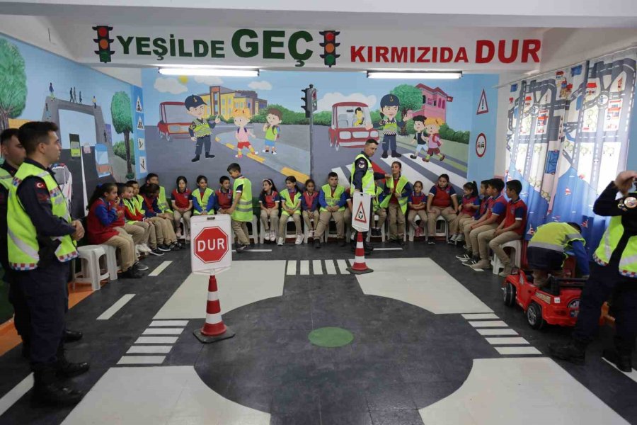 Minik Öğrenciler Ellerindeki Pankartlarla Jandarmayı Kapıda Karşıladı