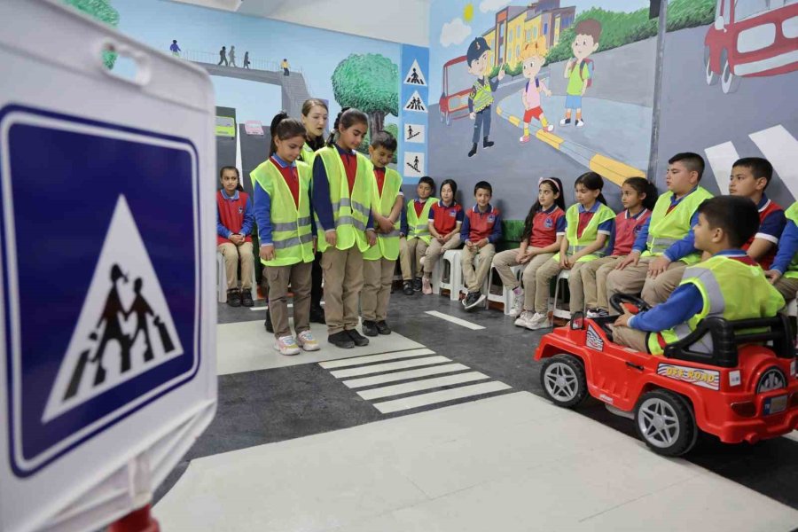 Minik Öğrenciler Ellerindeki Pankartlarla Jandarmayı Kapıda Karşıladı