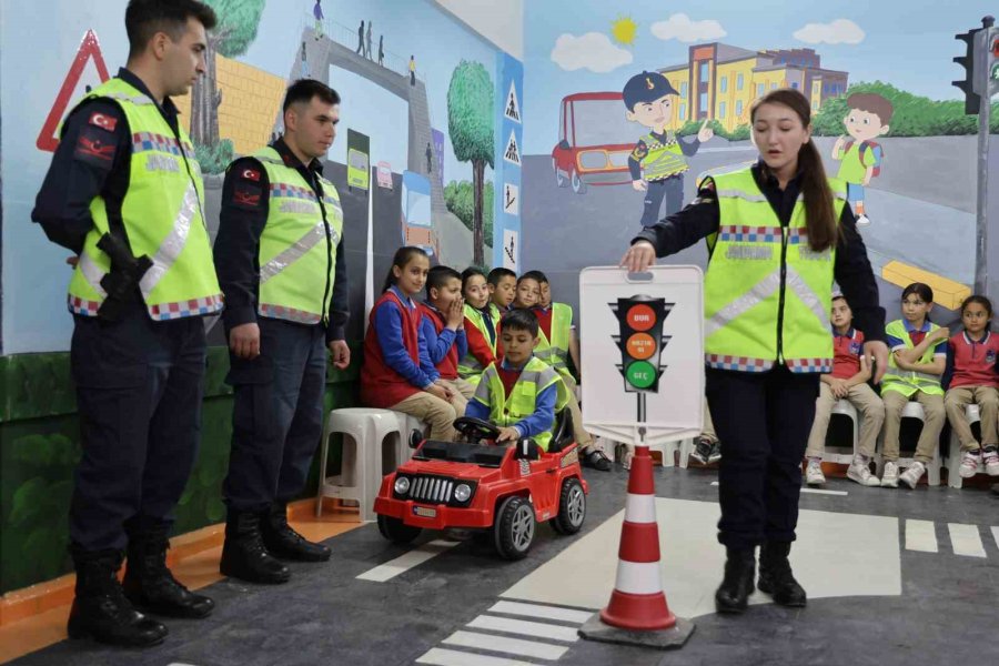 Minik Öğrenciler Ellerindeki Pankartlarla Jandarmayı Kapıda Karşıladı