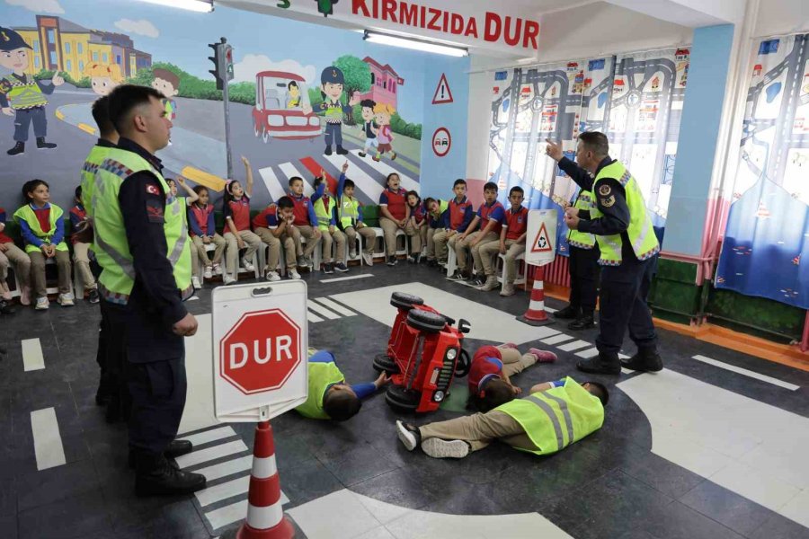 Minik Öğrenciler Ellerindeki Pankartlarla Jandarmayı Kapıda Karşıladı