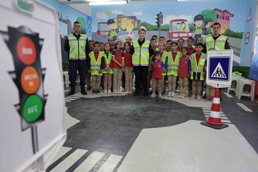 Minik Öğrenciler Ellerindeki Pankartlarla Jandarmayı Kapıda Karşıladı