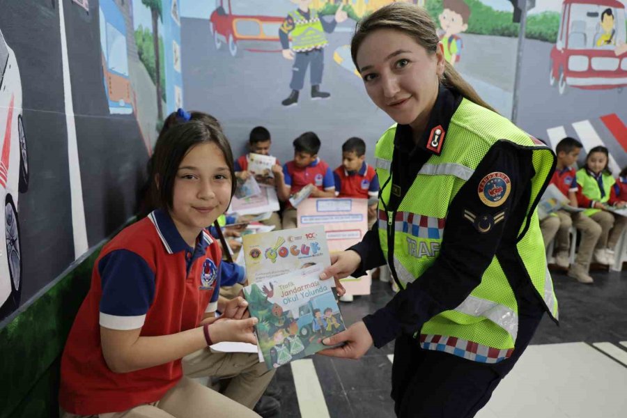 Minik Öğrenciler Ellerindeki Pankartlarla Jandarmayı Kapıda Karşıladı