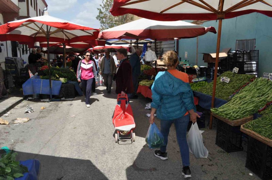 Sıcaklıkların Artmasıyla Pazar Tezgâhlarında Fiyatlar Yarıya Kadar Düştü