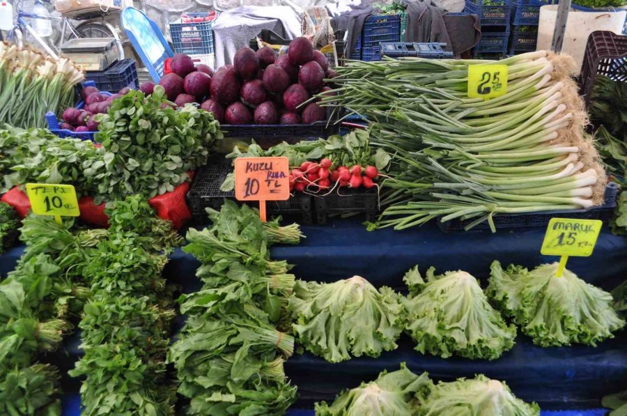 Sıcaklıkların Artmasıyla Pazar Tezgâhlarında Fiyatlar Yarıya Kadar Düştü