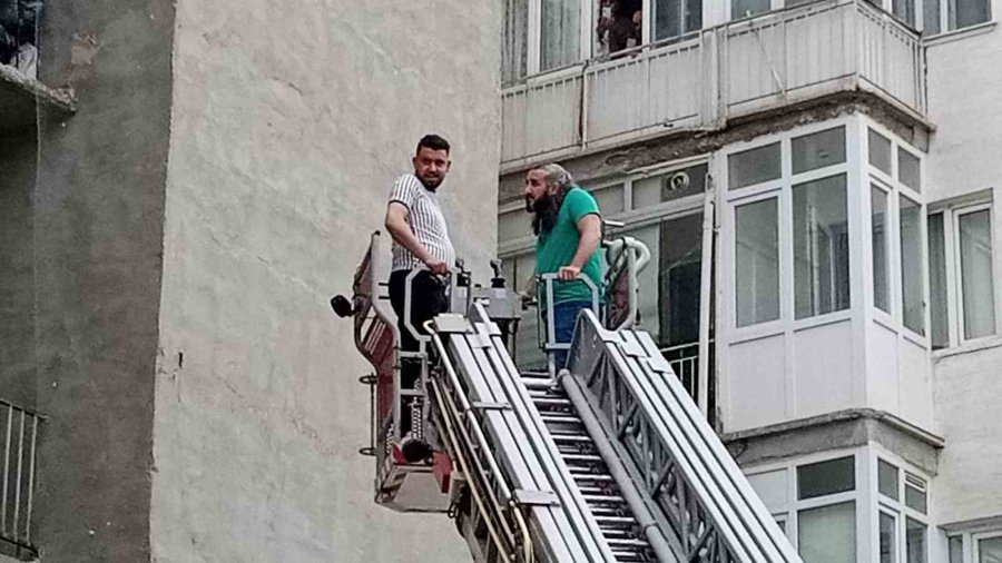 Polisten Kaçtı Fileye Tutuldu, Atladığı Balkonda Mahsur Kaldı