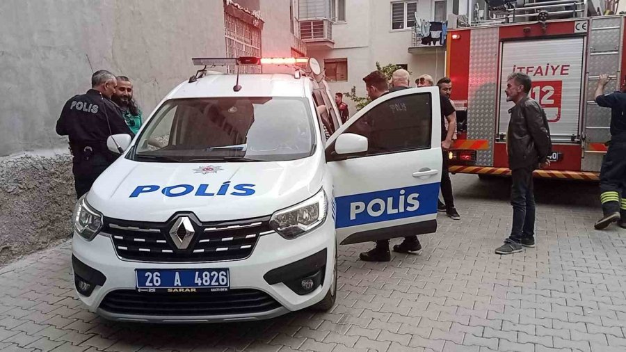 Polisten Kaçtı Fileye Tutuldu, Atladığı Balkonda Mahsur Kaldı