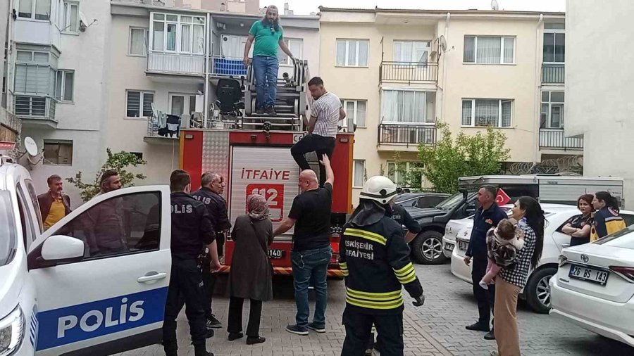 Polisten Kaçtı Fileye Tutuldu, Atladığı Balkonda Mahsur Kaldı