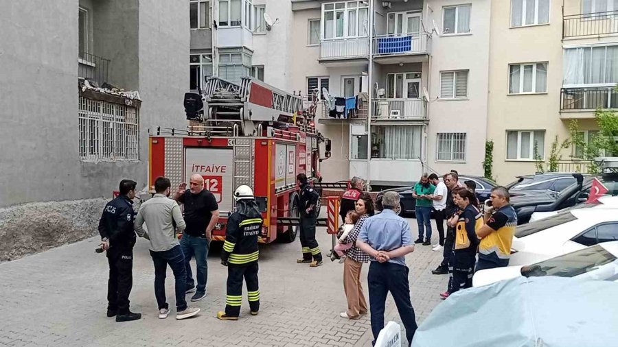 Polisten Kaçtı Fileye Tutuldu, Atladığı Balkonda Mahsur Kaldı