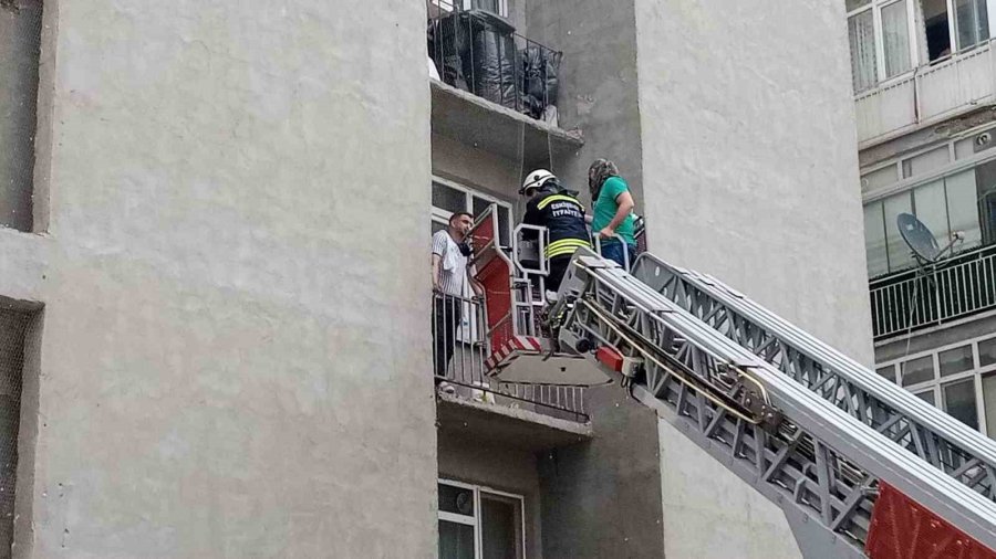 Polisten Kaçtı Fileye Tutuldu, Atladığı Balkonda Mahsur Kaldı