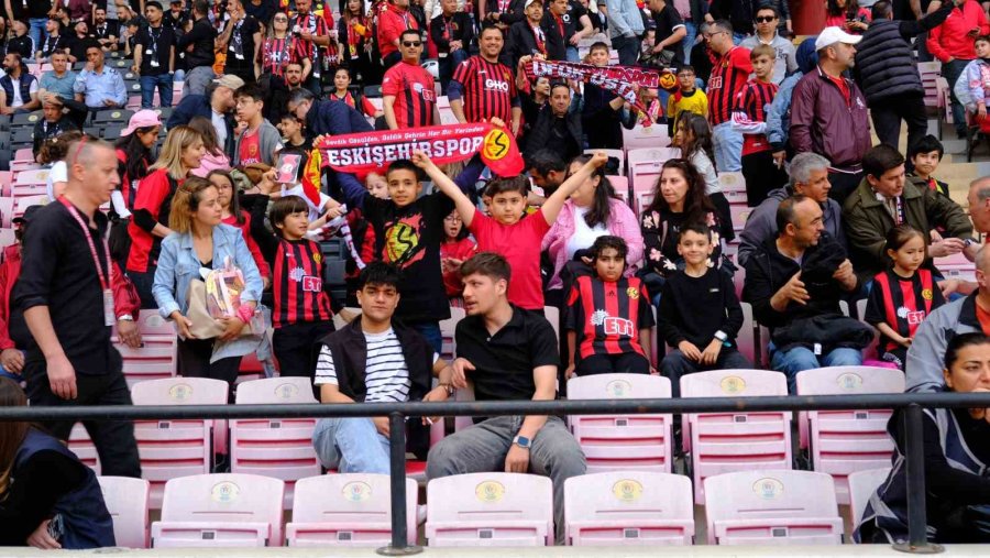 Eskişehirspor Taraftarı Takımını 7’den 70’e Her Sonuca Rağmen Destekliyor