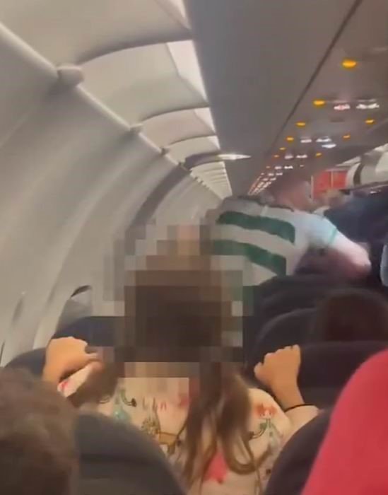 Antalya Seferi Yapan Uçakta İskoç Yolcu Polise Yumrukla Saldırdı