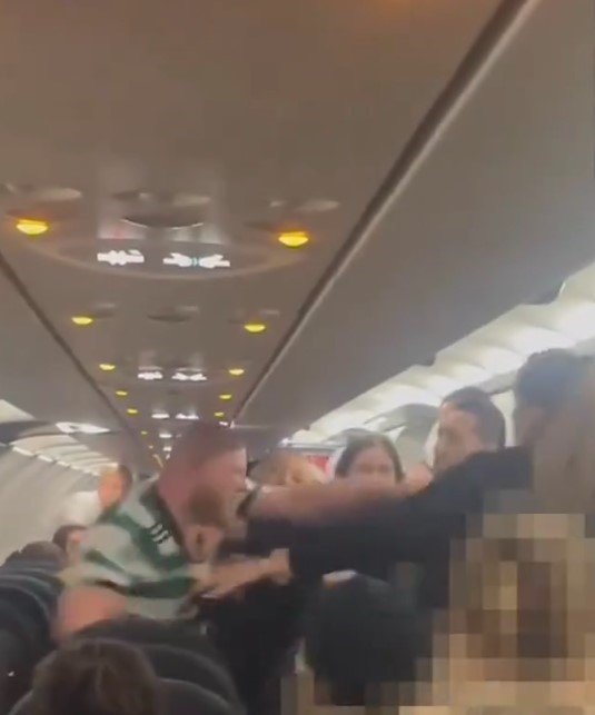 Antalya Seferi Yapan Uçakta İskoç Yolcu Polise Yumrukla Saldırdı