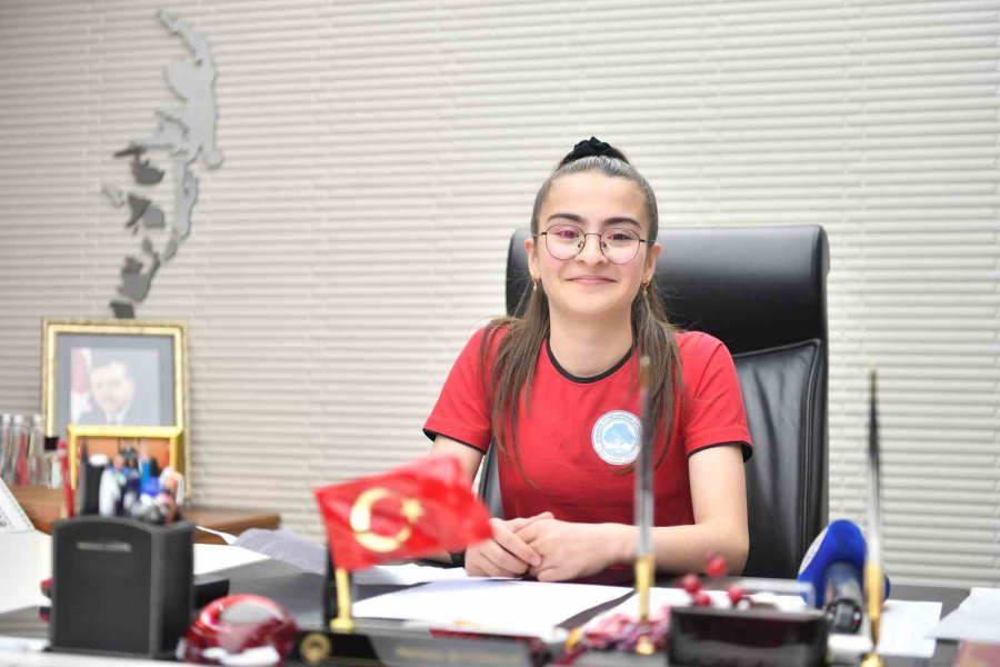 Çocuk Başkan Büyükşehir Koltuğuna Oturdu, Çanakkale Gezisi Talimatı Verdi