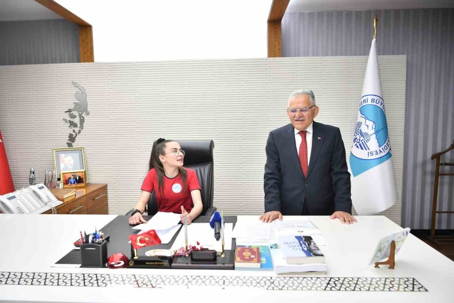 Çocuk Başkan Büyükşehir Koltuğuna Oturdu, Çanakkale Gezisi Talimatı Verdi