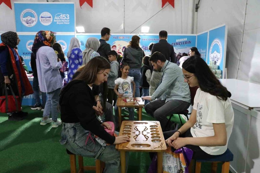 Kayseri Çocuk Kitap Fuarı Ve Şenliği Yoğun İlgi Görüyor