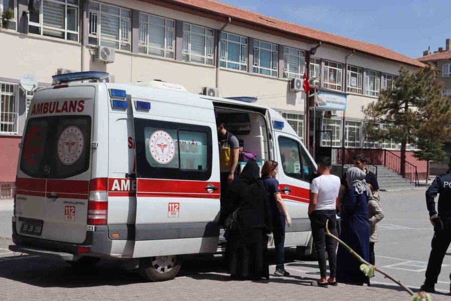 Zehirlenen Öğrencilerle İlgilenmek Yerine, Basın Mensuplarına Saldırdılar