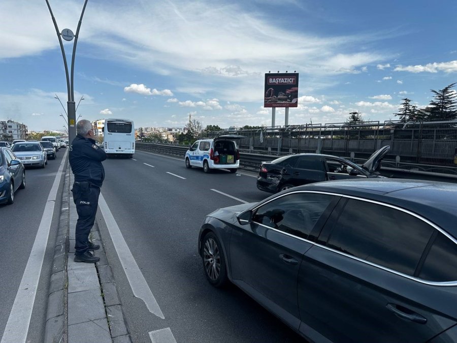 Kayseri’de Otomobil Aydınlatma Direğine Çarptı: 1’i Ağır 2 Yaralı