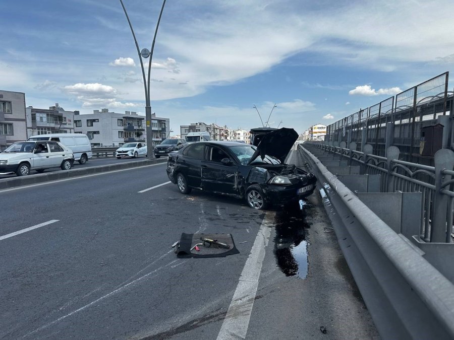 Kayseri’de Otomobil Aydınlatma Direğine Çarptı: 1’i Ağır 2 Yaralı