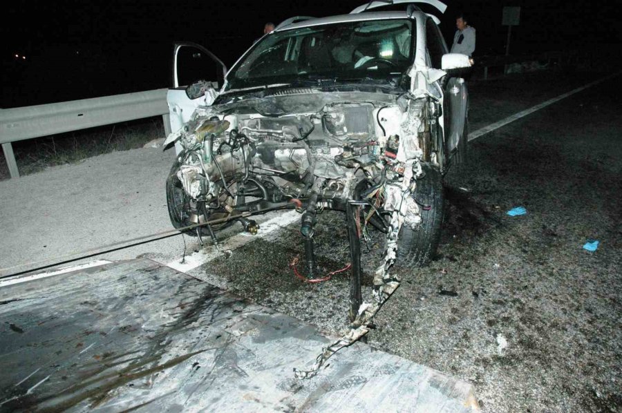 Bariyerlere Çarpan Otomobilin Motoru Yerinden Fırladı: 4 Yaralı