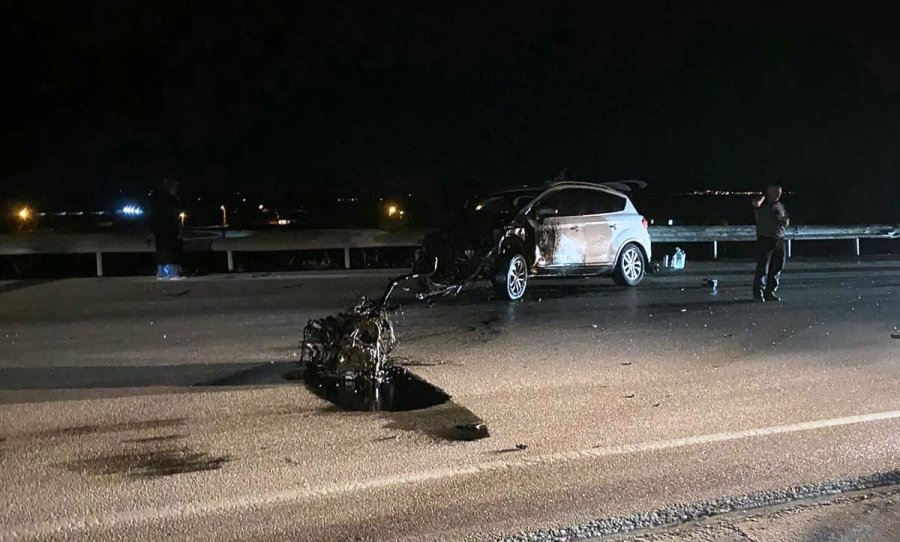 Bariyerlere Çarpan Otomobilin Motoru Yerinden Fırladı: 4 Yaralı