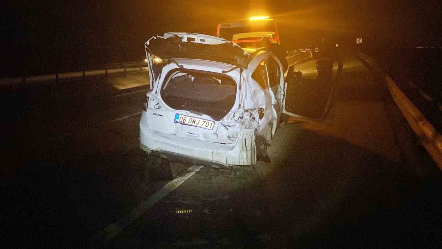 Bariyerlere Çarpan Otomobilin Motoru Yerinden Fırladı: 4 Yaralı