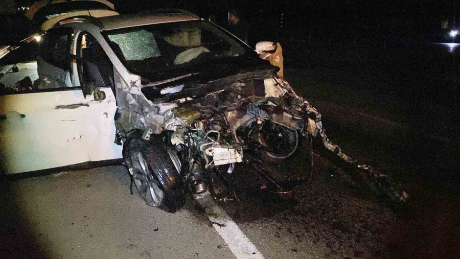 Bariyerlere Çarpan Otomobilin Motoru Yerinden Fırladı: 4 Yaralı