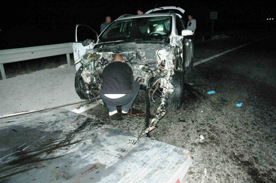 Bariyerlere Çarpan Otomobilin Motoru Yerinden Fırladı: 4 Yaralı